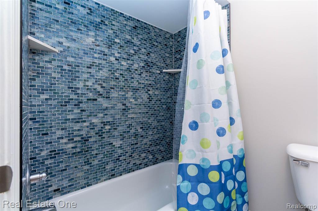 Upstairs main full bathroom with toilet and shower / tub combination