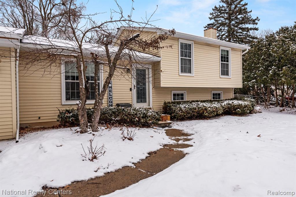 2590 AVERY Court, Wolverine Lake, MI 48390 — Photo 2
