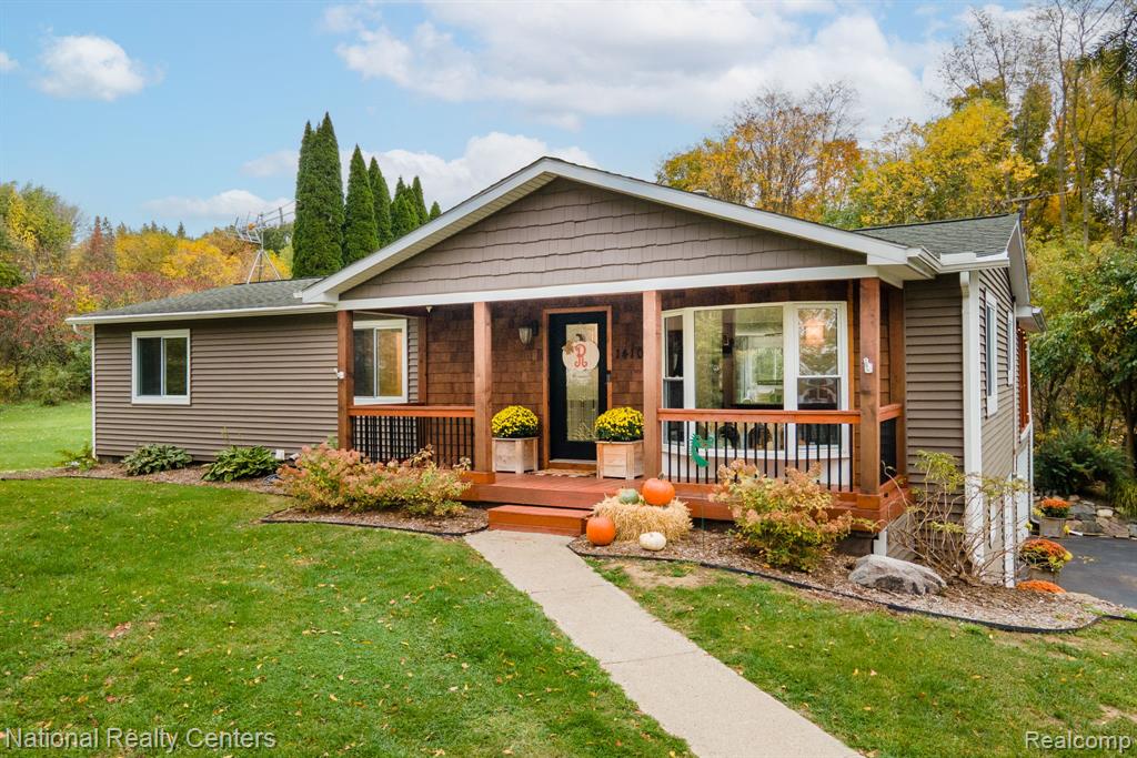 1410 W Silverbell Road, Lake Orion, MI
