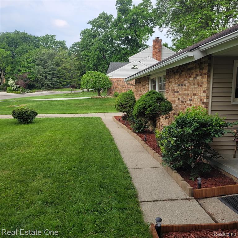 5208 Woodview Drive, Bloomfield Hills, MI 48302 — Photo 3
