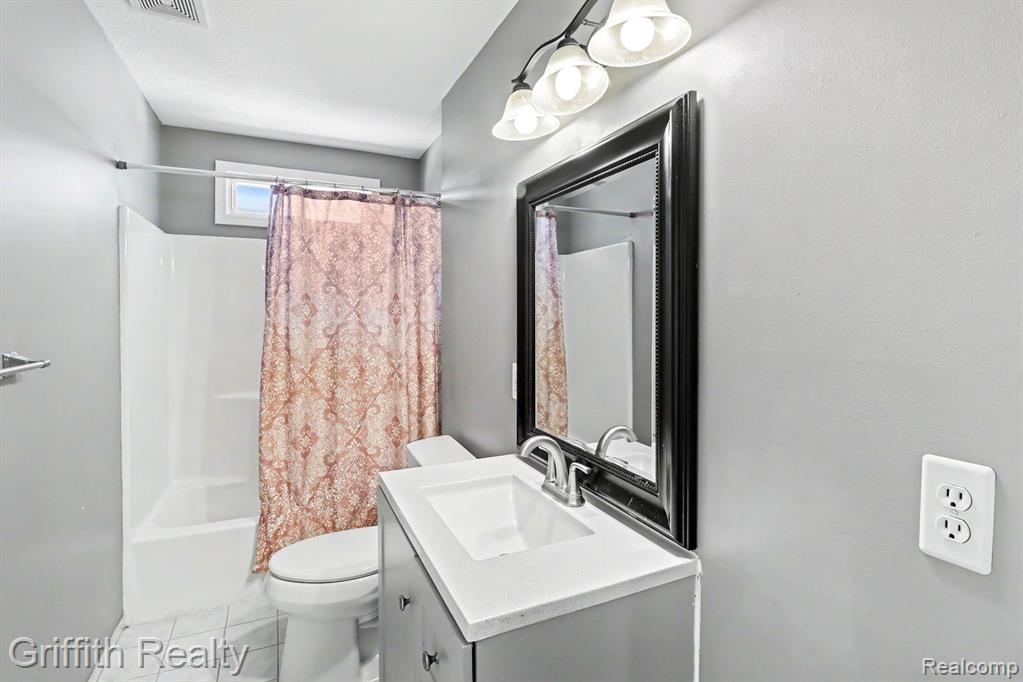 7055 Augustine Court, Fenton, MI 48430 — Photo 20