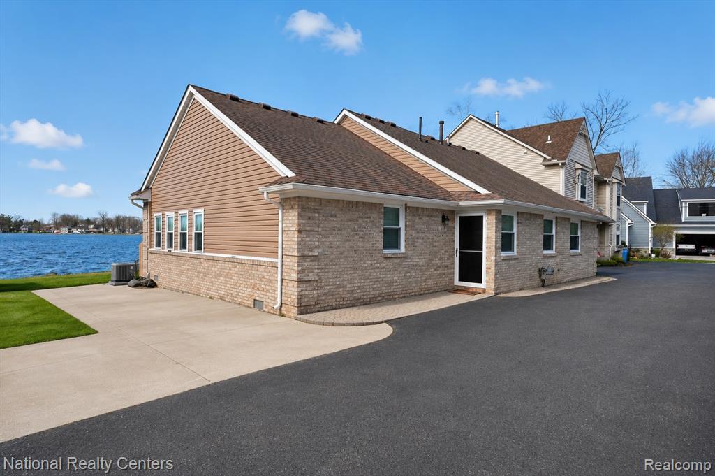560 Black Oaks Trail, Howell, MI 48843 — Photo 2