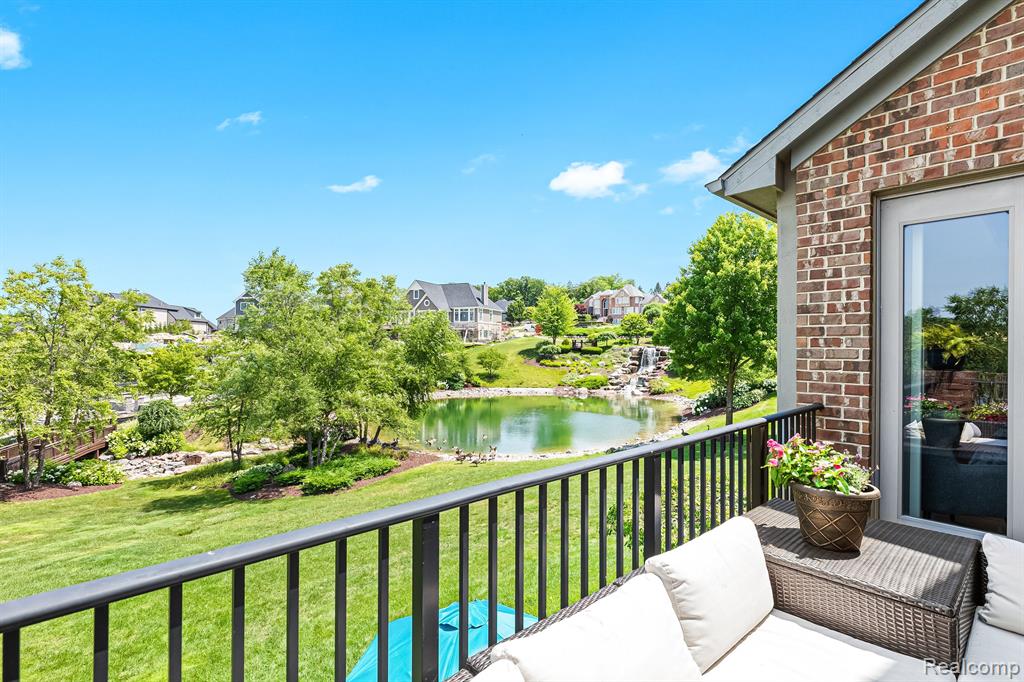 10815 SPARKLING WATERS Court, South Lyon, MI 48178 — Photo 27