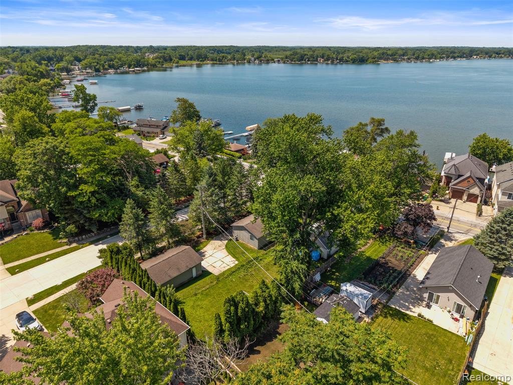 1325 E Lake Drive, Novi, MI 48377 — Photo 4