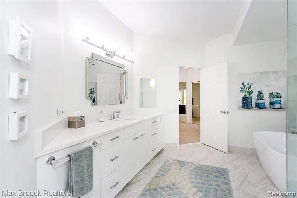 6524 Pleasant Lake Court, West Bloomfield, MI — Photo 40