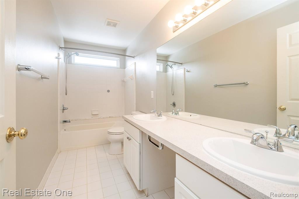 1092 CHESTNUT Lane, South Lyon, MI 48178 — Photo 45