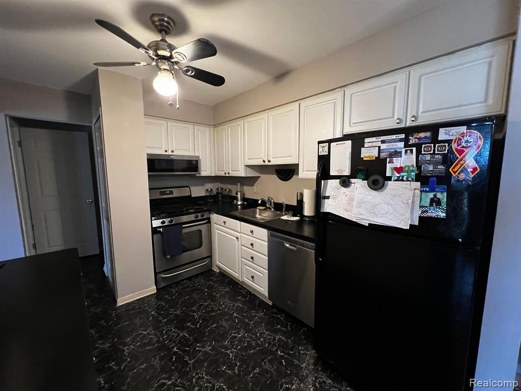 8514 HAMPSHIRE Drive, Sterling Heights, MI 48313 — Photo 14