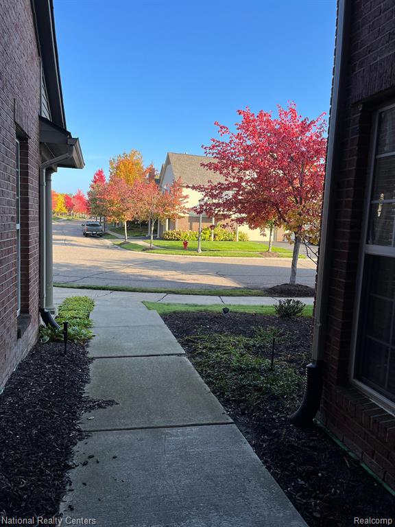 28071 CARLTON WAY Drive, Novi, MI 48377 — Photo 5