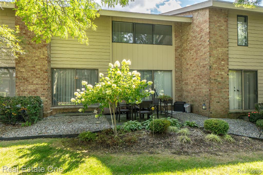 7308 Creek View Circle, West Bloomfield, MI — Photo 5