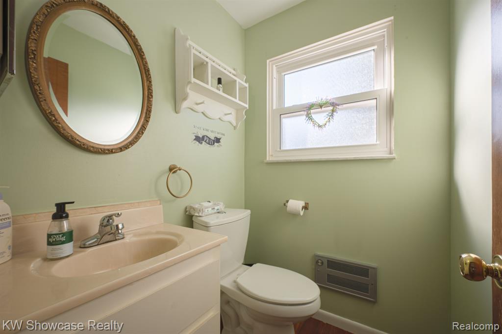 8621 OAKSIDE Avenue, Commerce Twp, MI 48382 — Photo 23