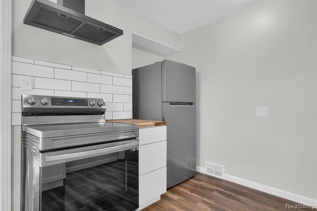 8550 W OUTER Drive, Detroit, MI 48219 — Photo 9
