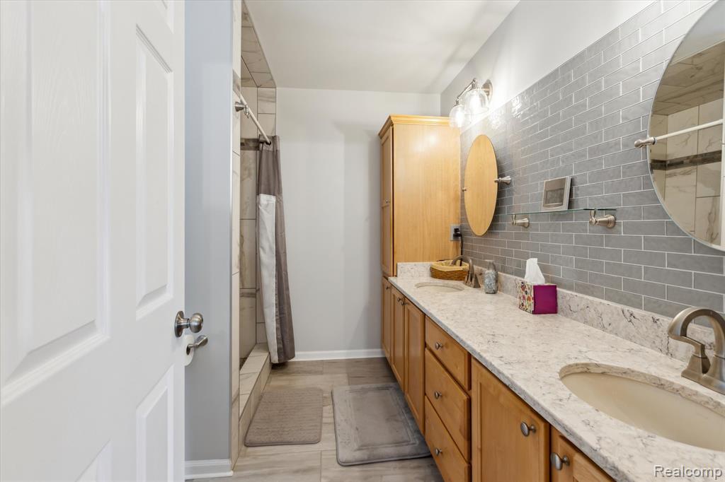 7206 Glen Oak Court, Grand Blanc, MI 48439 — Photo 25