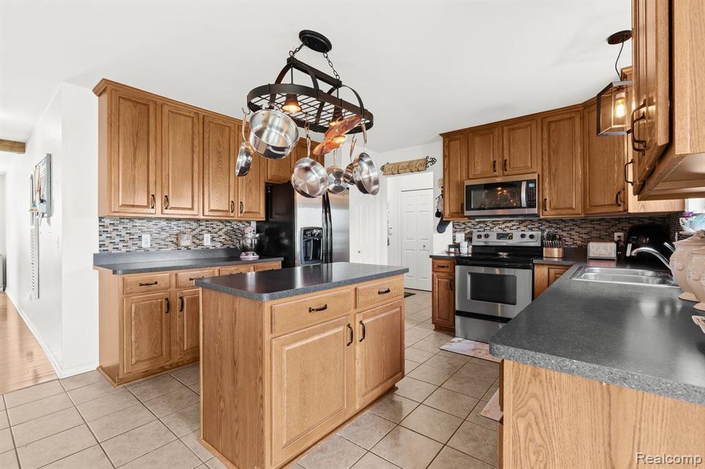 469 RIDGEWOOD Drive S, Ortonville, MI 48462 — Photo 18