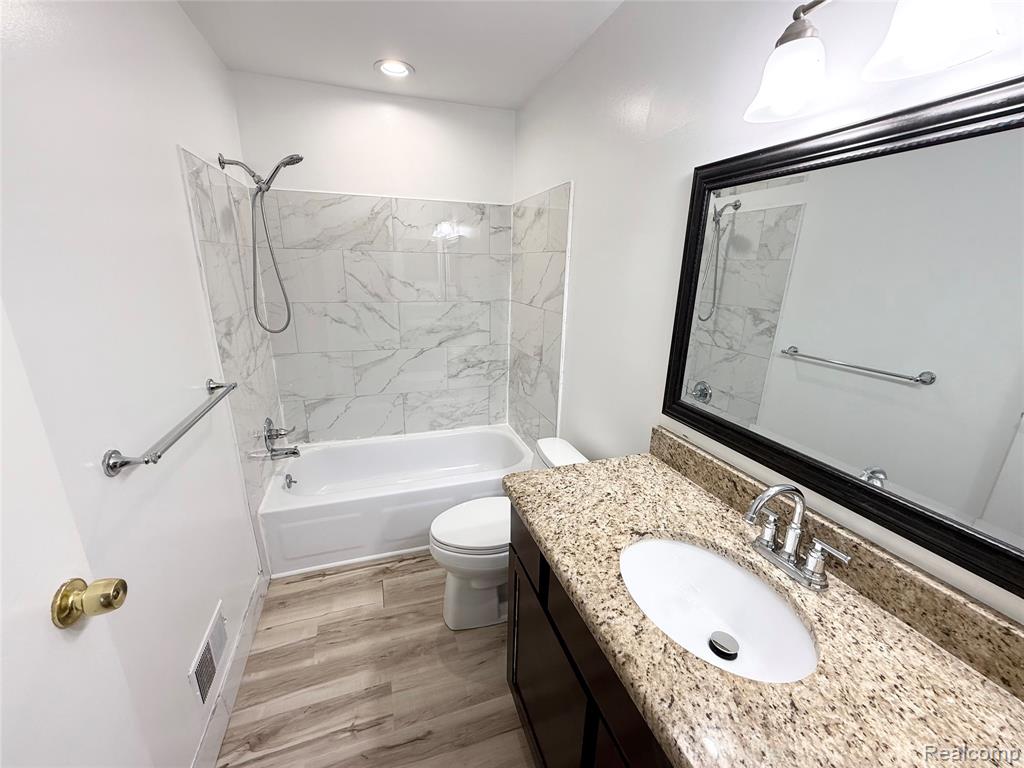 39613 Village Wood Ln, Novi, MI — Photo 20