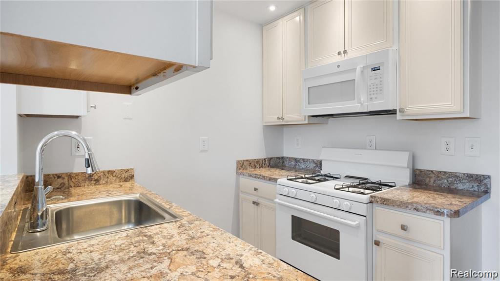 8336 Hickory Drive, Sterling Heights, MI 48312 — Photo 5