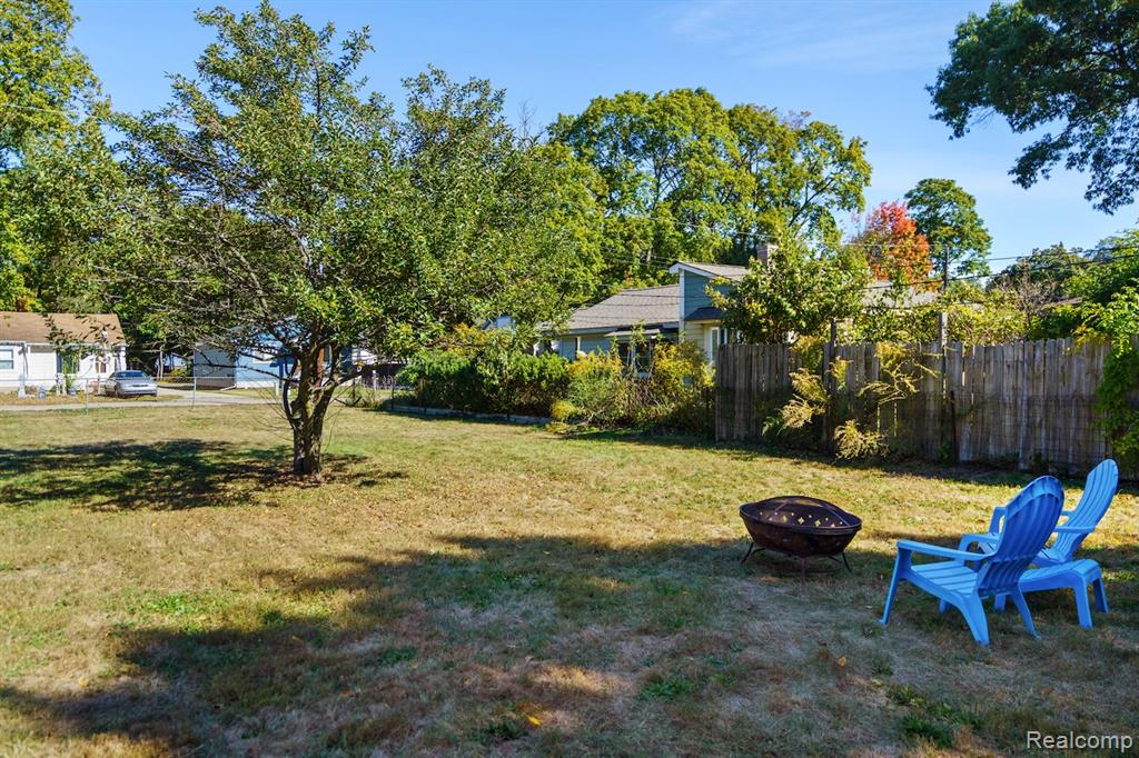 6511 Crest Drive, Waterford, MI 48329 — Photo 18