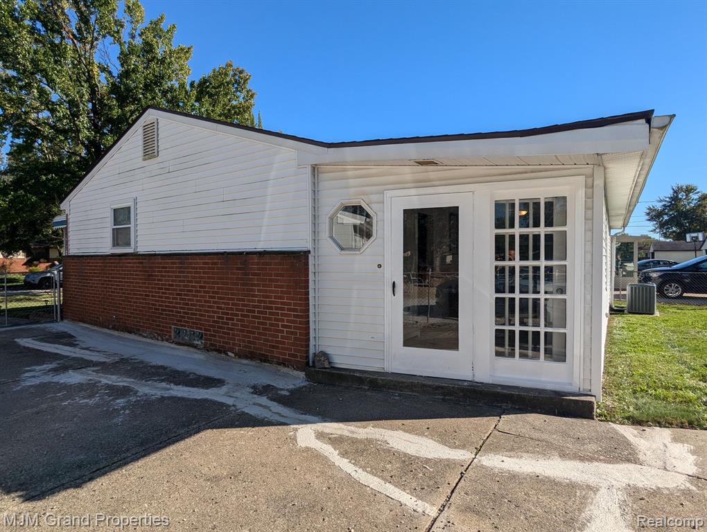 9738 MICHAEL Drive, Romulus, MI 48174 — Photo 28