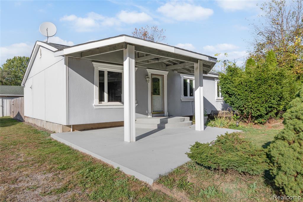 2320 Belle Glade Court, Fenton, MI 48430 — front exterior