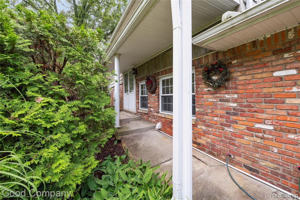 2289 Paulette Drive, Wolverine Lake, MI 48390 — Photo 40