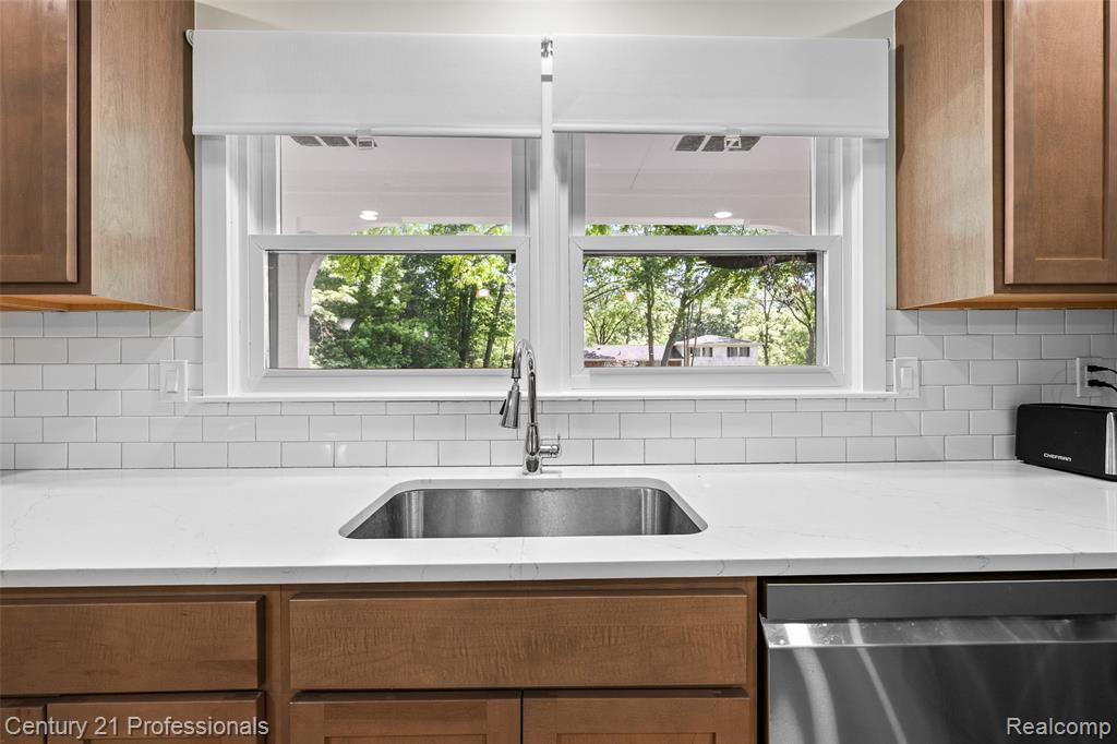 745 Hawthorne Drive, Bloomfield Hills, MI 48304 — Photo 18