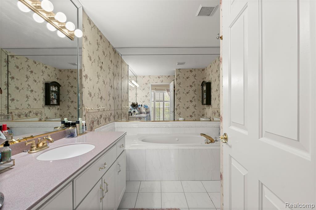 6 Bradford Court, Dearborn, MI 48126 — Photo 24