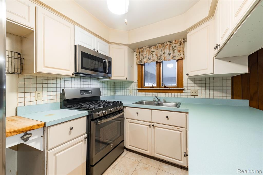 5035 Hillcrest Court, Trenton, MI 48183 — Photo 11