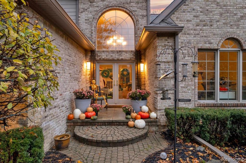 90 Creekwood Drive, Lake Orion, MI 48362 — Photo 2