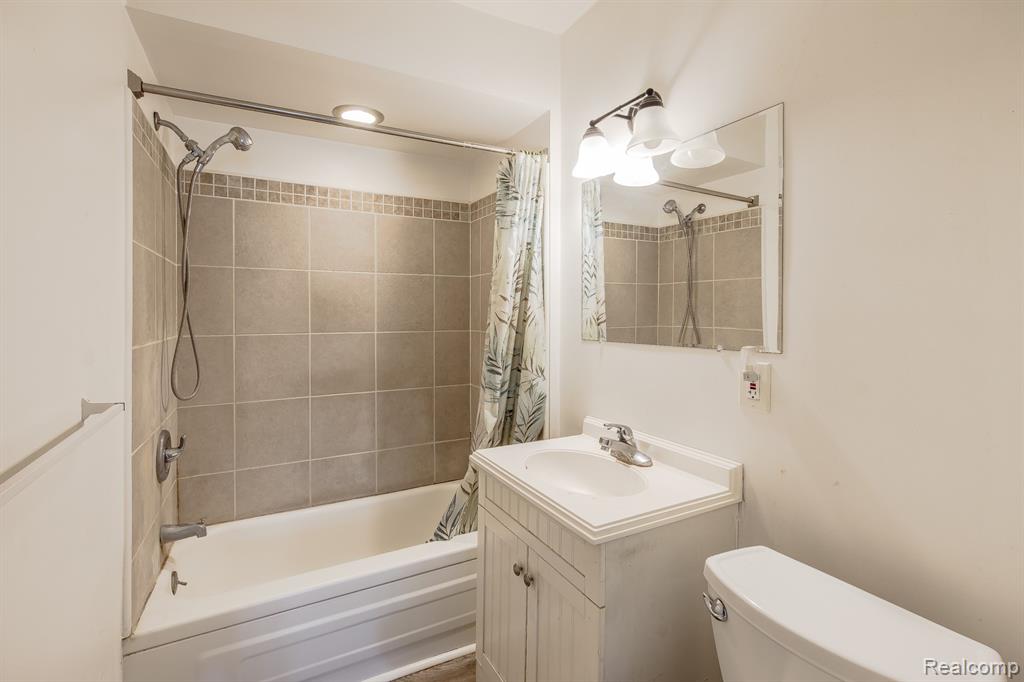 6400 Elmwood Drive, Waterford, MI 48329 — Photo 21