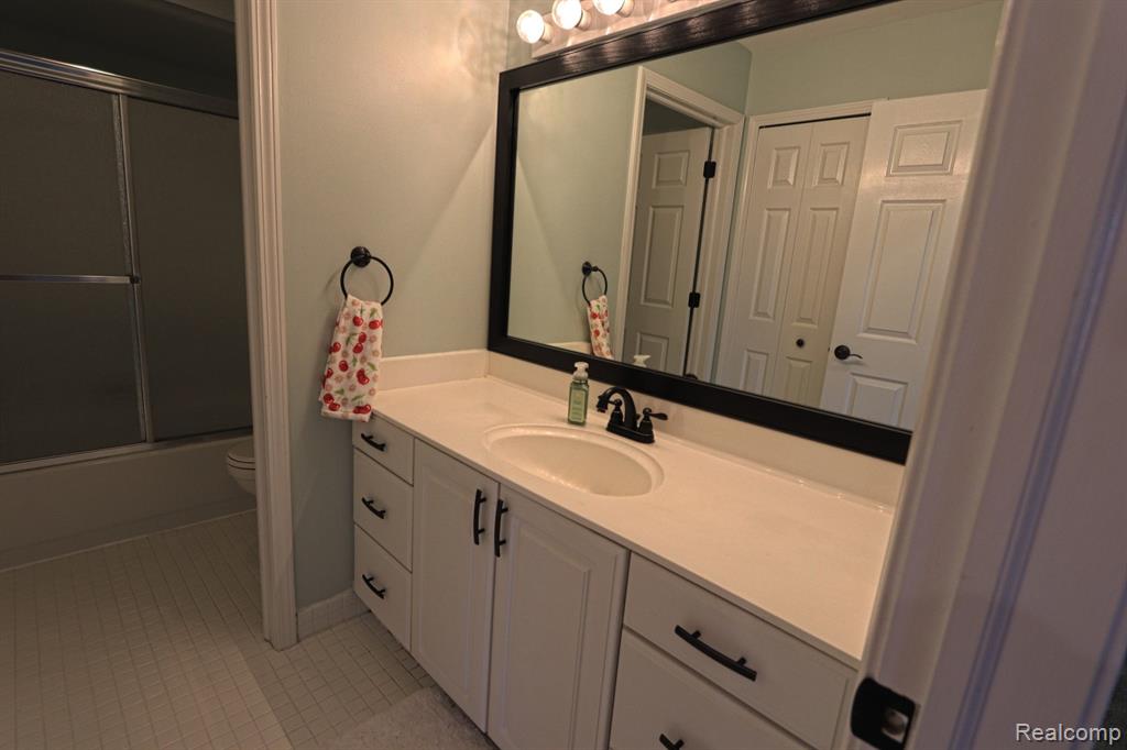 5470 HURON HILLS Drive, Commerce Twp, MI 48382 — Photo 32