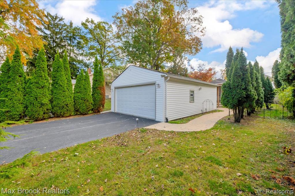 3087 Brock Street, Keego Harbor, MI 48320 — Photo 17