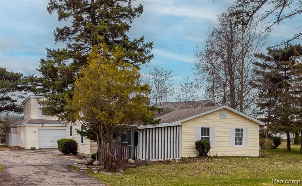 6194 E HILL Road, Grand Blanc, MI 48439 — front exterior