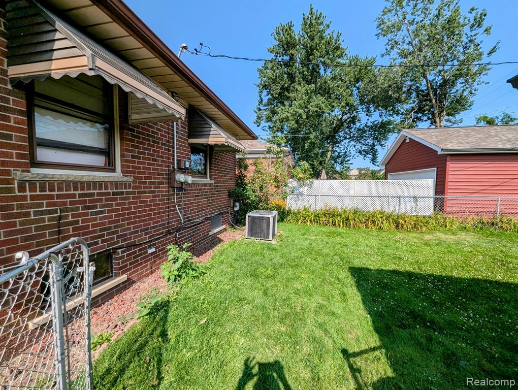 8242 Racine Road, Warren, MI 48093 — Photo 16