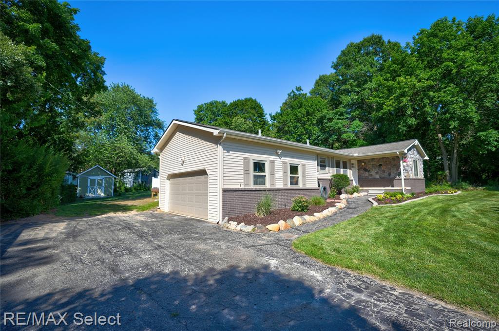 2456 N Tipsico Lake Road, Hartland, MI 48353 — Photo 56