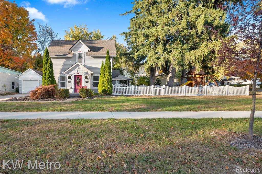 735 E HURON Street, Milford, MI 48381 — Photo 2