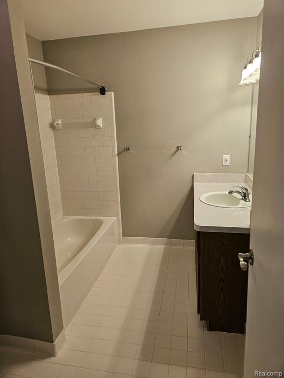 906 WHISPERWOOD Drive, Fenton, MI 48430 — Photo 15