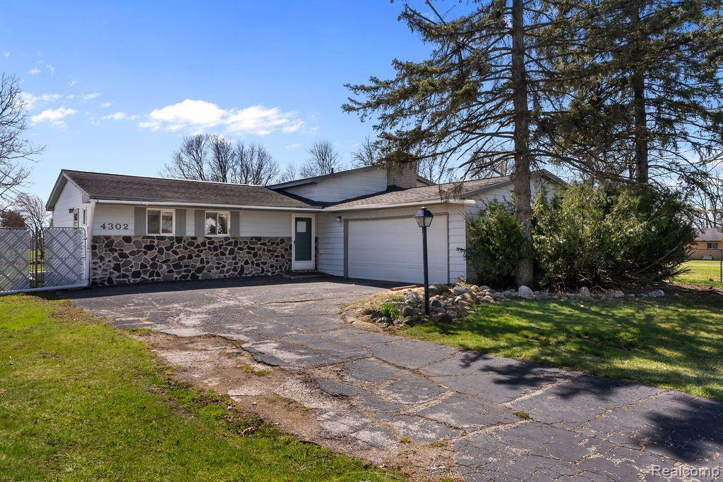 4302 ESTA Drive, Flint, MI 48506 — Photo 2