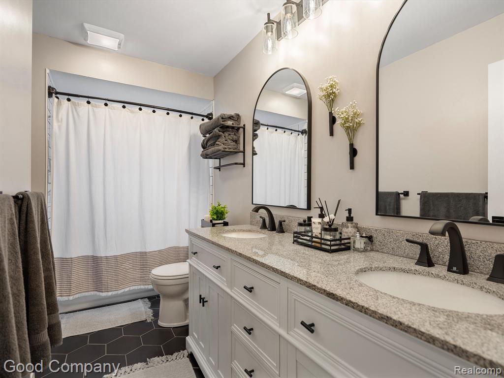 833 TANGLEWOOD Drive, Madison Heights, MI 48071 — Photo 13