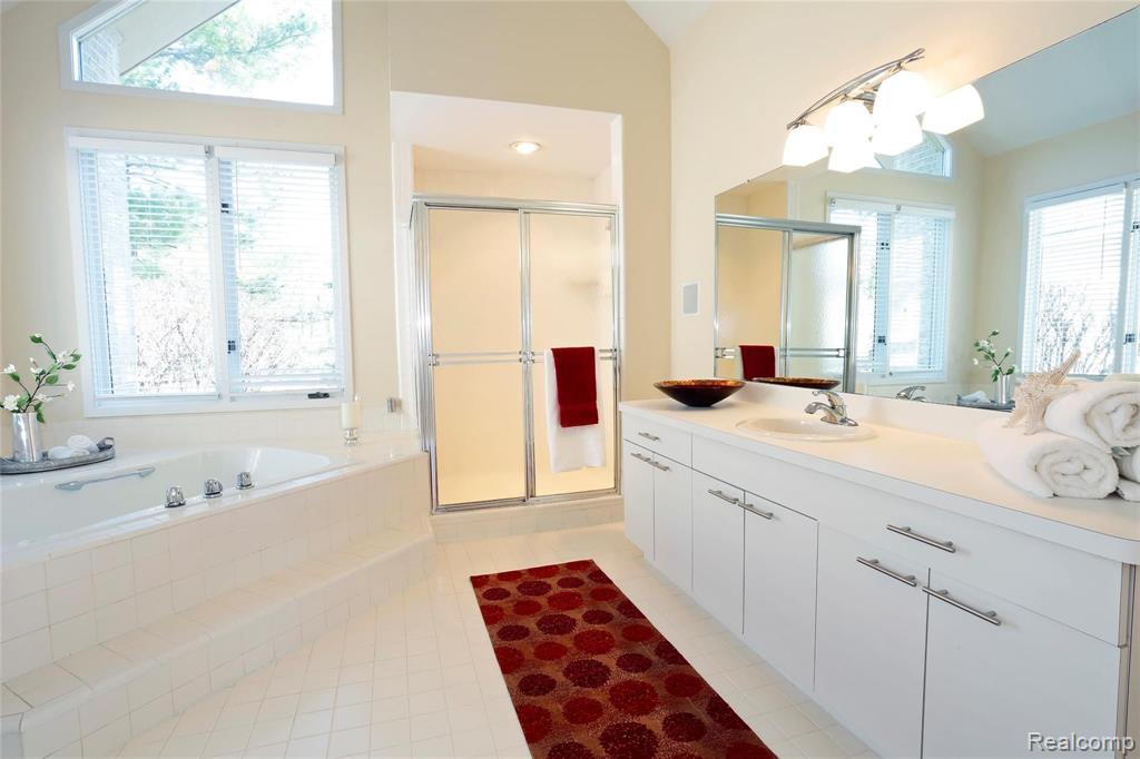 5160 OAKBROOKE Drive, West Bloomfield, MI 48323 — Photo 12