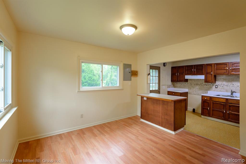 560 GREENLAWN Street, Ypsilanti, MI 48198 — Photo 8