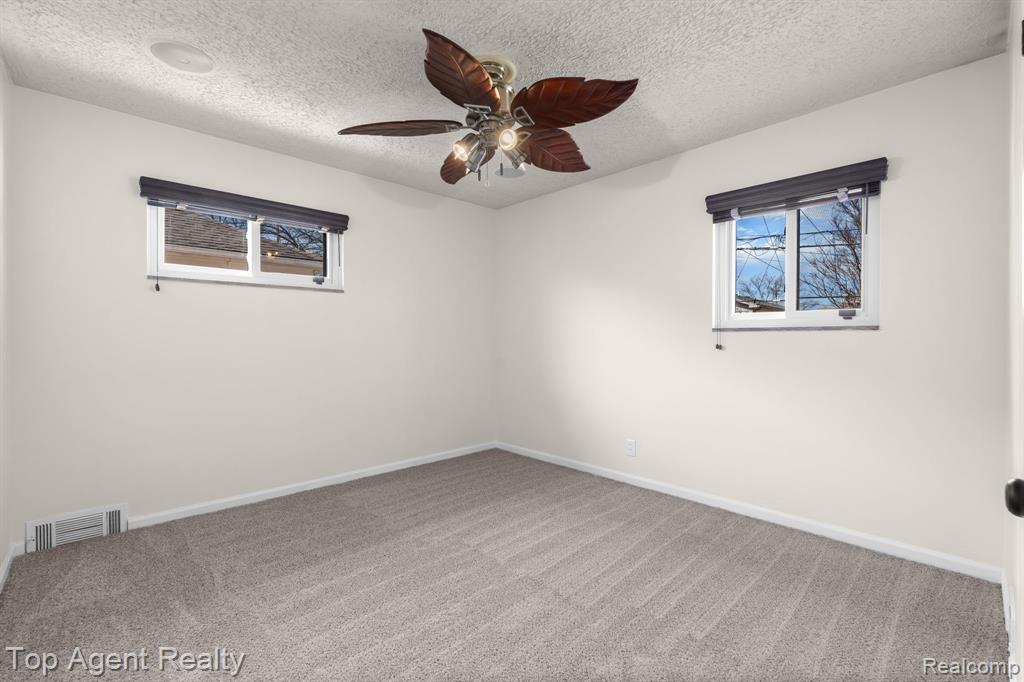 18027 Curtain Avenue, Eastpointe, MI 48021 — Photo 22