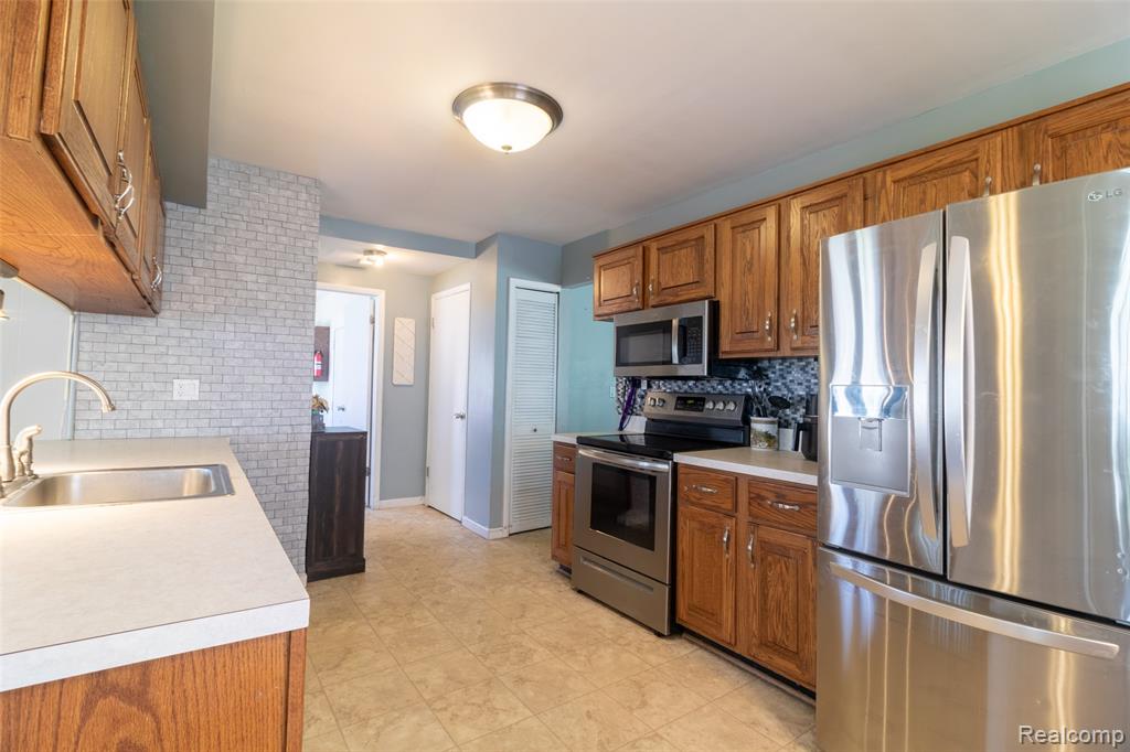 24550 Colonial Drive, Woodhaven, MI 48183 — Photo 10