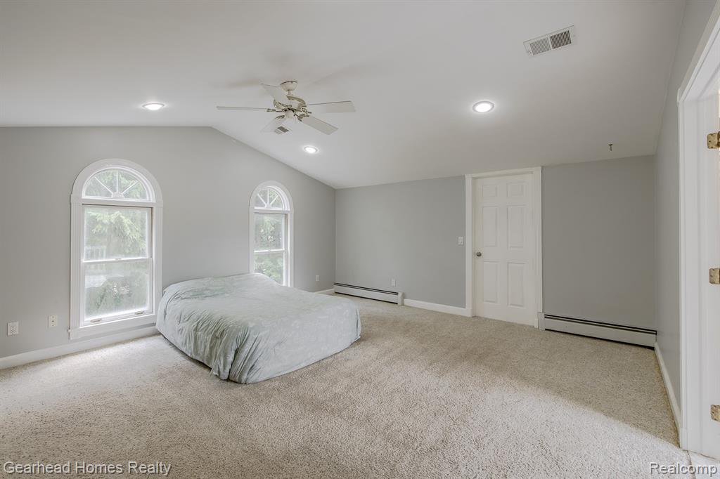6296 Elizabeth Lake Road, Waterford, MI 48327 — Photo 49