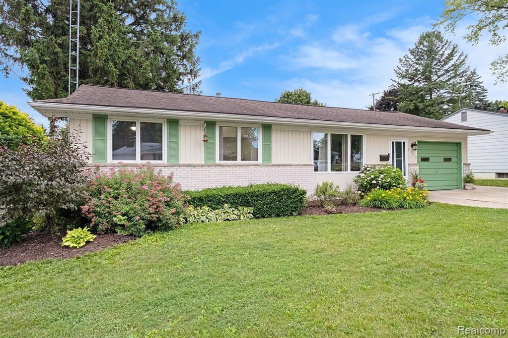 9119 CHESTERFIELD Drive, Swartz Creek, MI 48473 — Photo 4