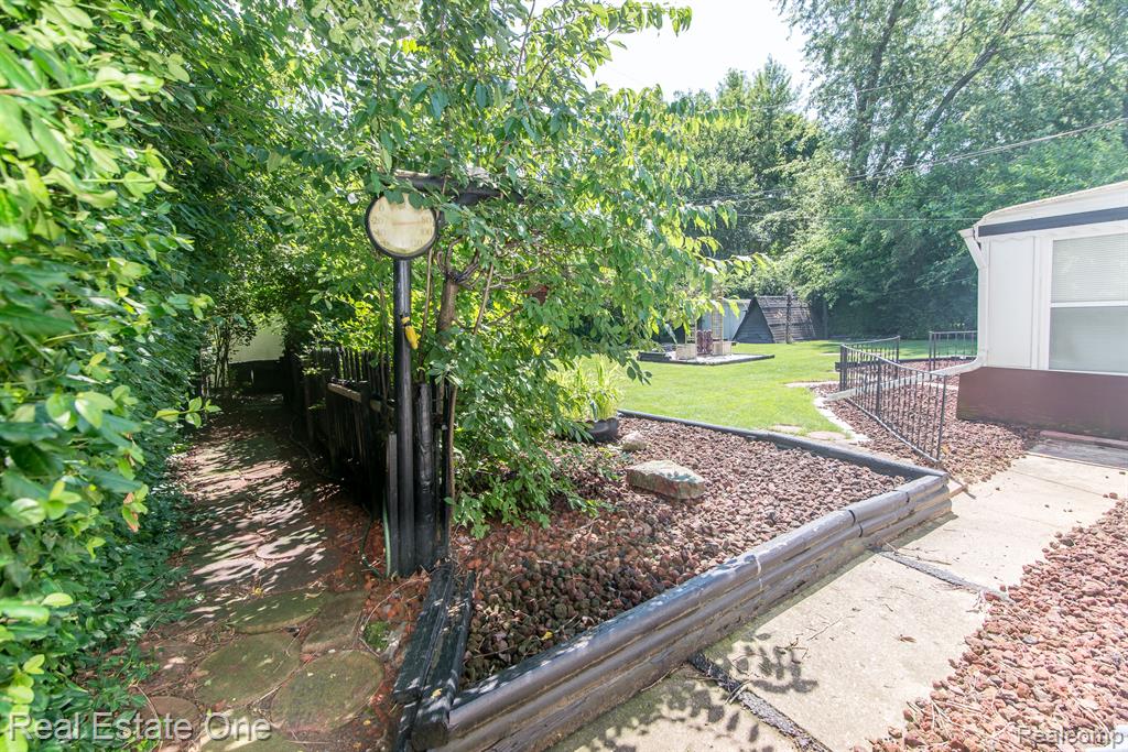 4049 MEIGS Avenue, Waterford, MI 48329 — Photo 28