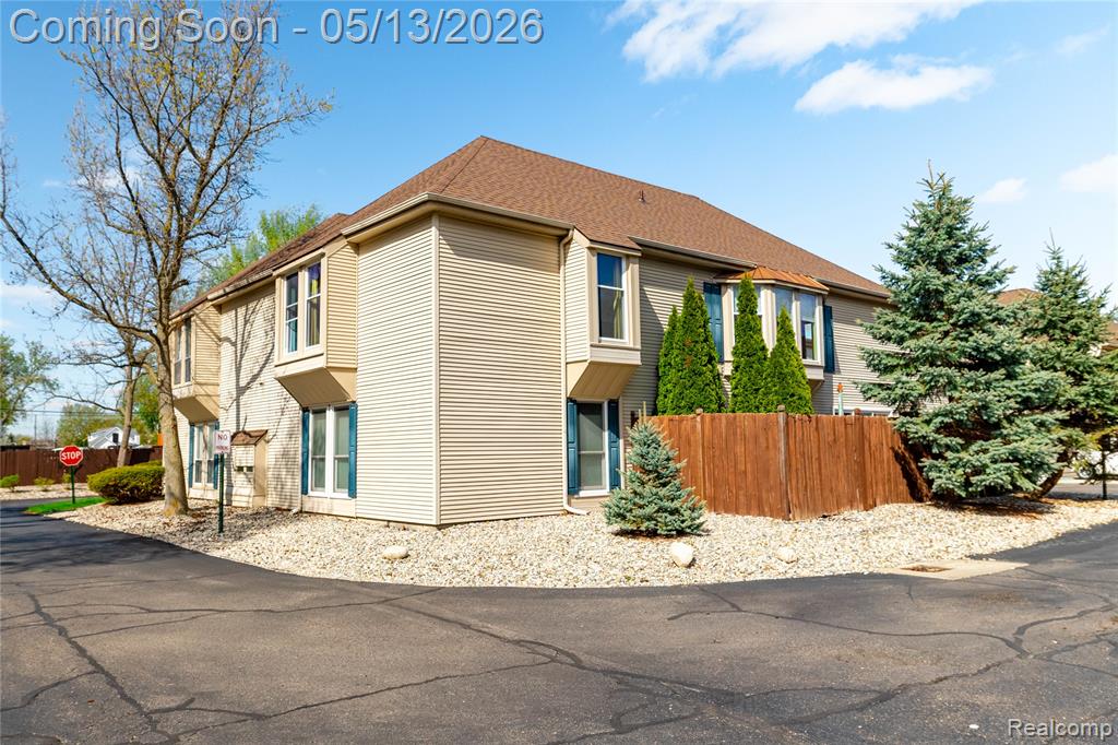 8127 Colony Drive, 23, Grosse Ile, MI 48138 — Photo 2