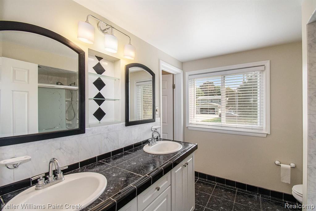 7374 WOODRIDGE Road, West Bloomfield, MI — Photo 15