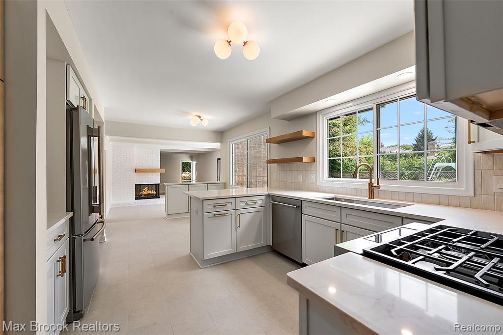 4525 Valleyview Drive, West Bloomfield, MI 48323 — Photo 5
