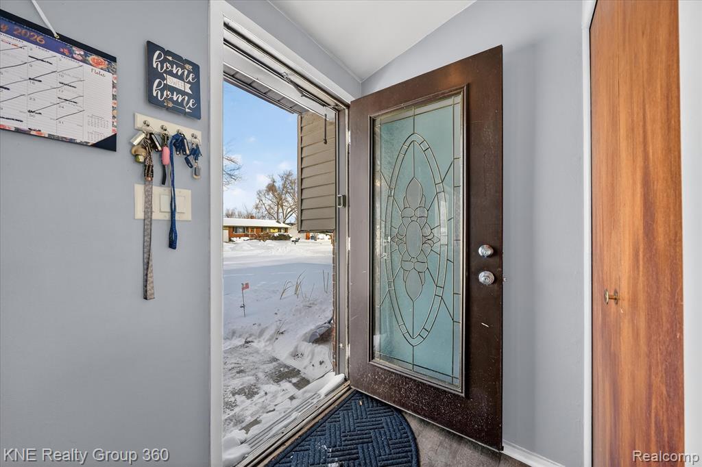 5423 Mikewood Drive, Waterford, MI 48327 — Photo 4