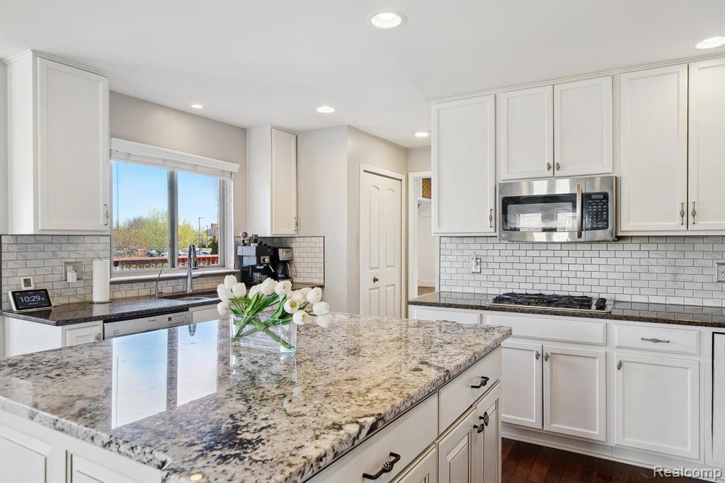 54210 BIRCHWOOD Drive, South Lyon, MI 48178 — Photo 13