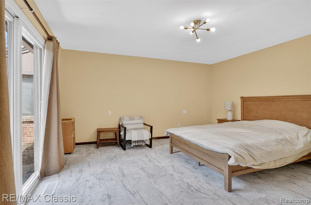 2061 Burgundy Street, West Bloomfield, MI 48323 — Photo 33